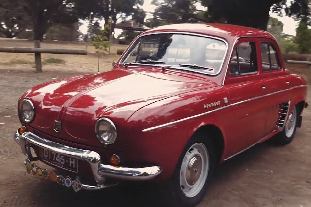 Renault Dauphine (1).jpg